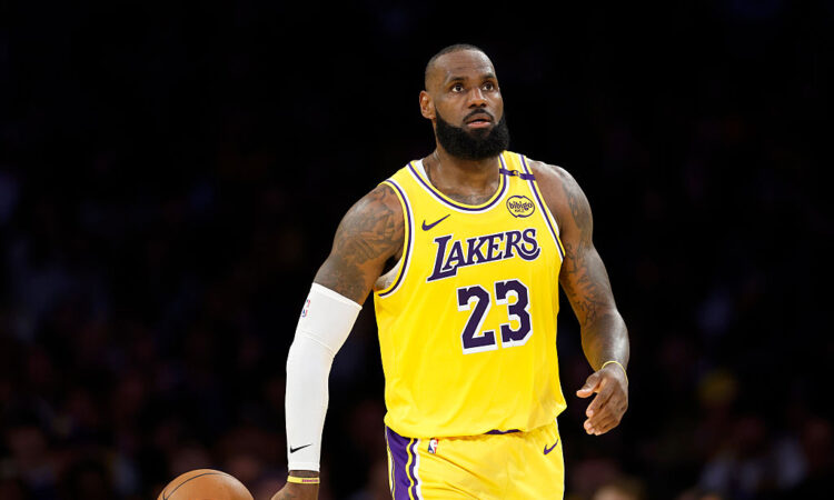 NBA Exec Expects Cavaliers, Mavericks, Warriors to Pursue Lakers' LeBron James in Free Agency Next Offseason