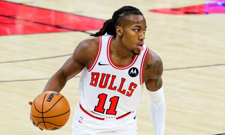 Ayo Dosunmu dribbles the ball for the Chicago Bulls against the Dallas Mavericks at United Center