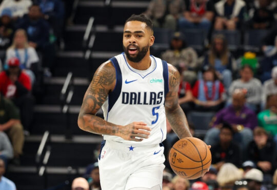NBA: D’Angelo Russell dribbles the ball up the court for the Dallas Mavericks against the Memphis Grizzlies at FedExForum