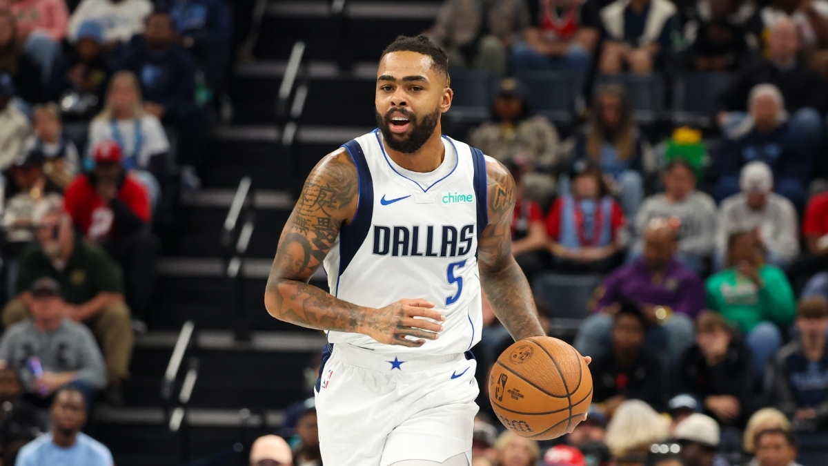 NBA: D’Angelo Russell dribbles the ball up the court for the Dallas Mavericks against the Memphis Grizzlies at FedExForum