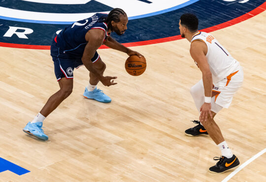 Phoenix Suns guard Devin Booker guards Los Angeles Clippers forward Kawhi Leonard