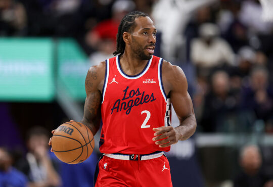 Kawhi Leonard playing for the Los Angeles Clippers during an NBA game amid trade proposal speculation