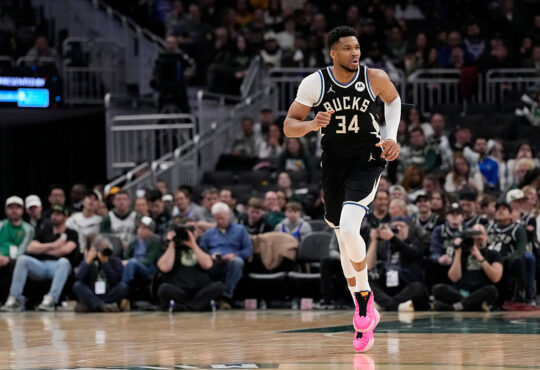 Giannis Antetokounmpo during a Milwaukee Bucks game before his knee hyperextension injury