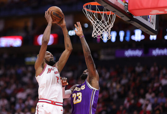 Kevin Durant dunks against LeBron James
