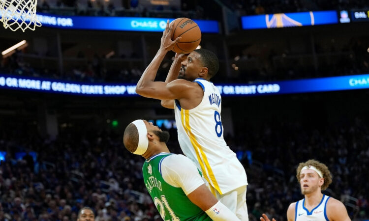 De’Anthony Melton drives to the basket and draws a blocking foul on Daniel Gafford during the Warriors’ game against the Dallas Mavericks on December 25, 2025, at Chase Center.