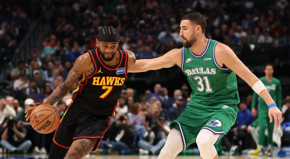 Klay Thompson defends Atlanta guard Nickeil Alexander‑Walker during the Mavericks’ game against the Hawks on March 18, 2026, at American Airlines Center.