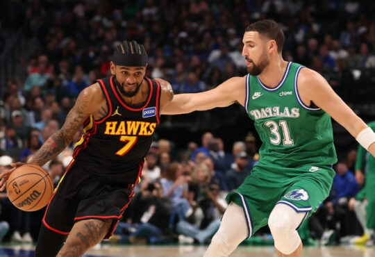 Klay Thompson defends Atlanta guard Nickeil Alexander‑Walker during the Mavericks’ game against the Hawks on March 18, 2026, at American Airlines Center.