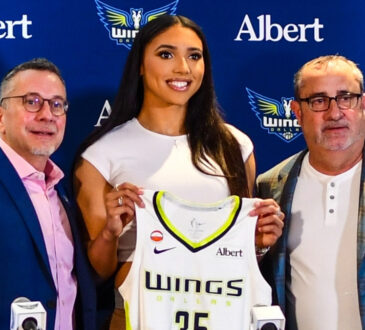 Azzi Fudd holds up her new #35 Dallas Wings jersey alongside General Manager Curt Miller and head coach Jose Fernandez during her introductory press conference in Arlington.