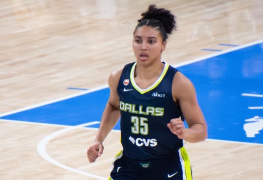 Azzi Fudd on the court in her Dallas Wings uniform during a game against the Chicago Sky.