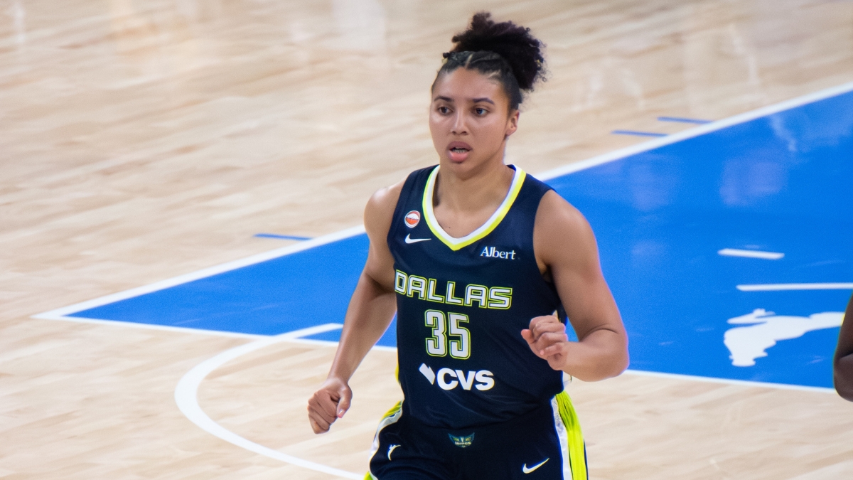 Azzi Fudd on the court in her Dallas Wings uniform during a game against the Chicago Sky.