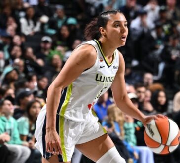 Rookie guard Azzi Fudd dribbling the ball at the top of the key while reading the New York Liberty defense.