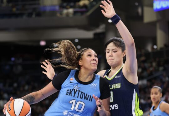 Chicago center Kamilla Cardoso putting the ball on the floor to drive toward the basket against the tight positional defense of Dallas center Li Yueru during the second half.