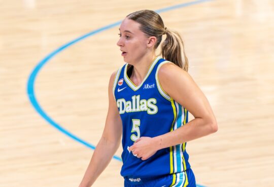 Guard Paige Bueckers keeping her dribble low while scanning the floor against an on-ball Atlanta defender.