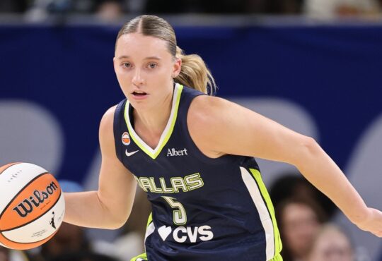 Guard Paige Bueckers pulling up off the bounce to isolate on the perimeter during the first half against the Chicago Sky.