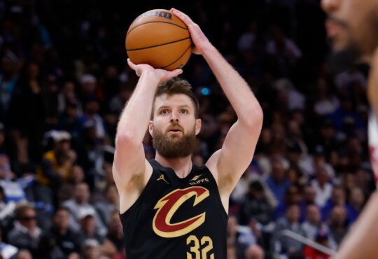 Dean Wade shoots a jump shot for the Cleveland Cavaliers against the Detroit Pistons before signing with the Philadelphia 76ers