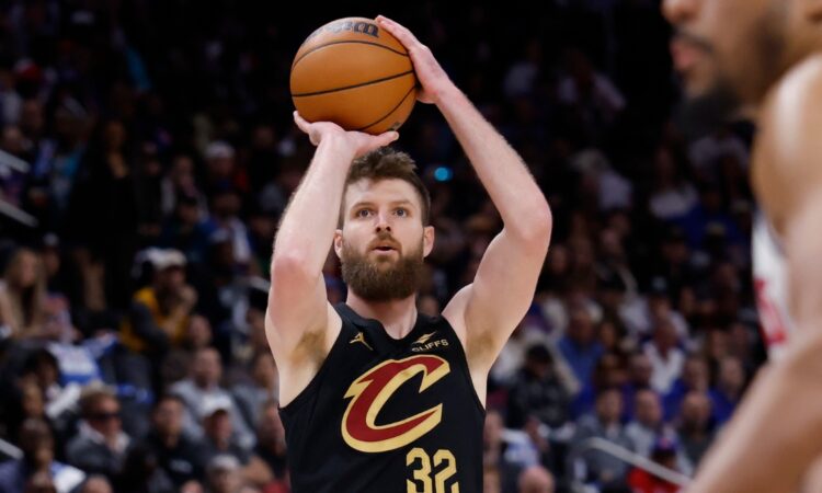 Dean Wade shoots a jump shot for the Cleveland Cavaliers against the Detroit Pistons before signing with the Philadelphia 76ers