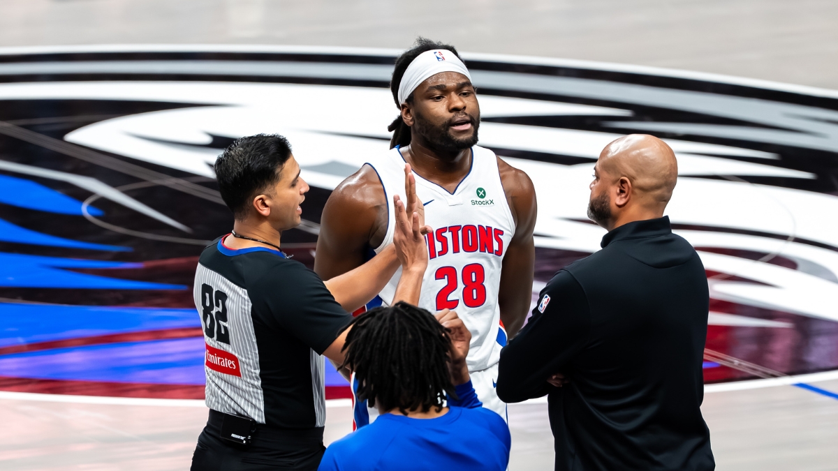 Detroit Pistons big man Isaiah Stewart speaks with an official during a 2025-26 game against the Dallas Mavericks.