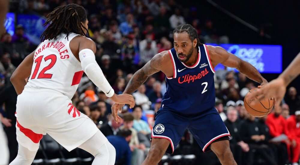 Los Angeles Clippers forward Kawhi Leonard controls the ball against Toronto Raptors forward Collin Murray-Boyles