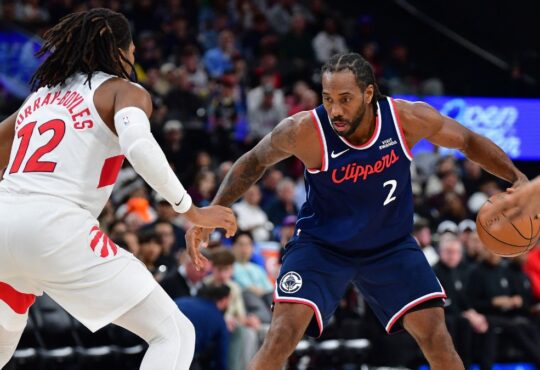 Los Angeles Clippers forward Kawhi Leonard controls the ball against Toronto Raptors forward Collin Murray-Boyles