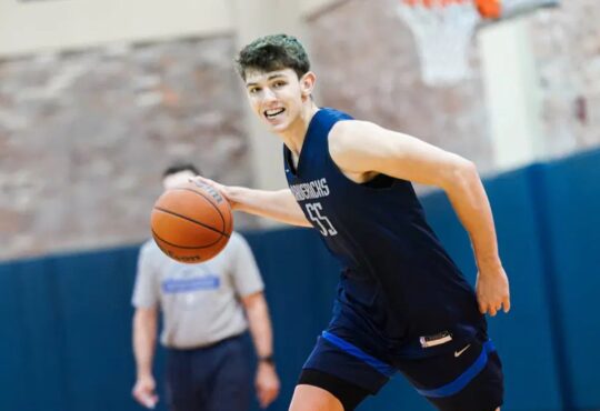 Sergio De Larrea dribbles the ball during Dallas Mavericks Summer League practice ahead of Las Vegas debut