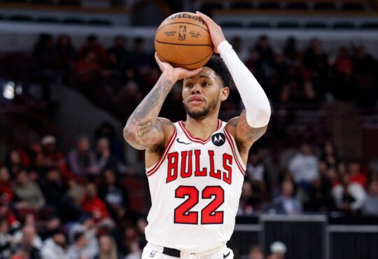 Anfernee Simons of the Chicago Bulls shoots a jump shot against the Toronto Raptors at United Center.
