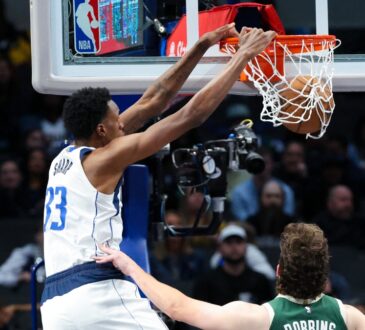 Jamarion Sharp dunks over Liam Robbins during 2024 Mavericks-Bucks preseason game