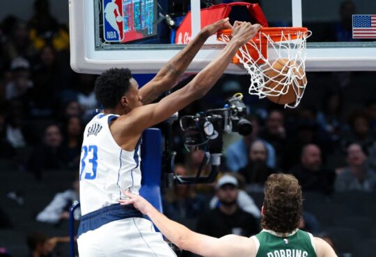 Jamarion Sharp dunks over Liam Robbins during 2024 Mavericks-Bucks preseason game