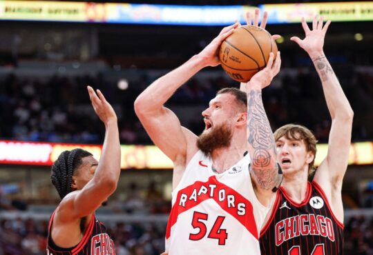 Toronto Raptors forward Sandro Mamukelashvili looks to pass against Chicago Bulls defenders at United Center