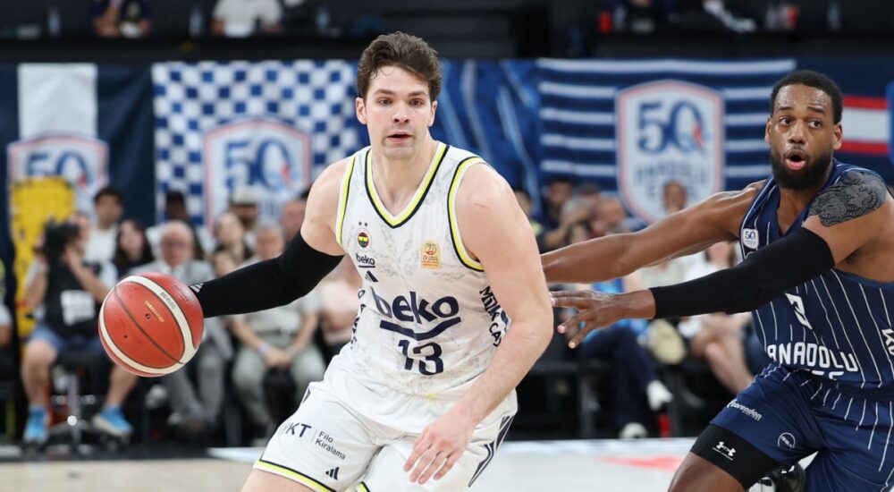 Tarik Biberović drives to the basket for Fenerbahçe Beko against an Anadolu Efes defender