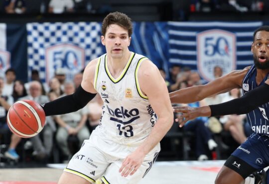 Tarik Biberović drives to the basket for Fenerbahçe Beko against an Anadolu Efes defender